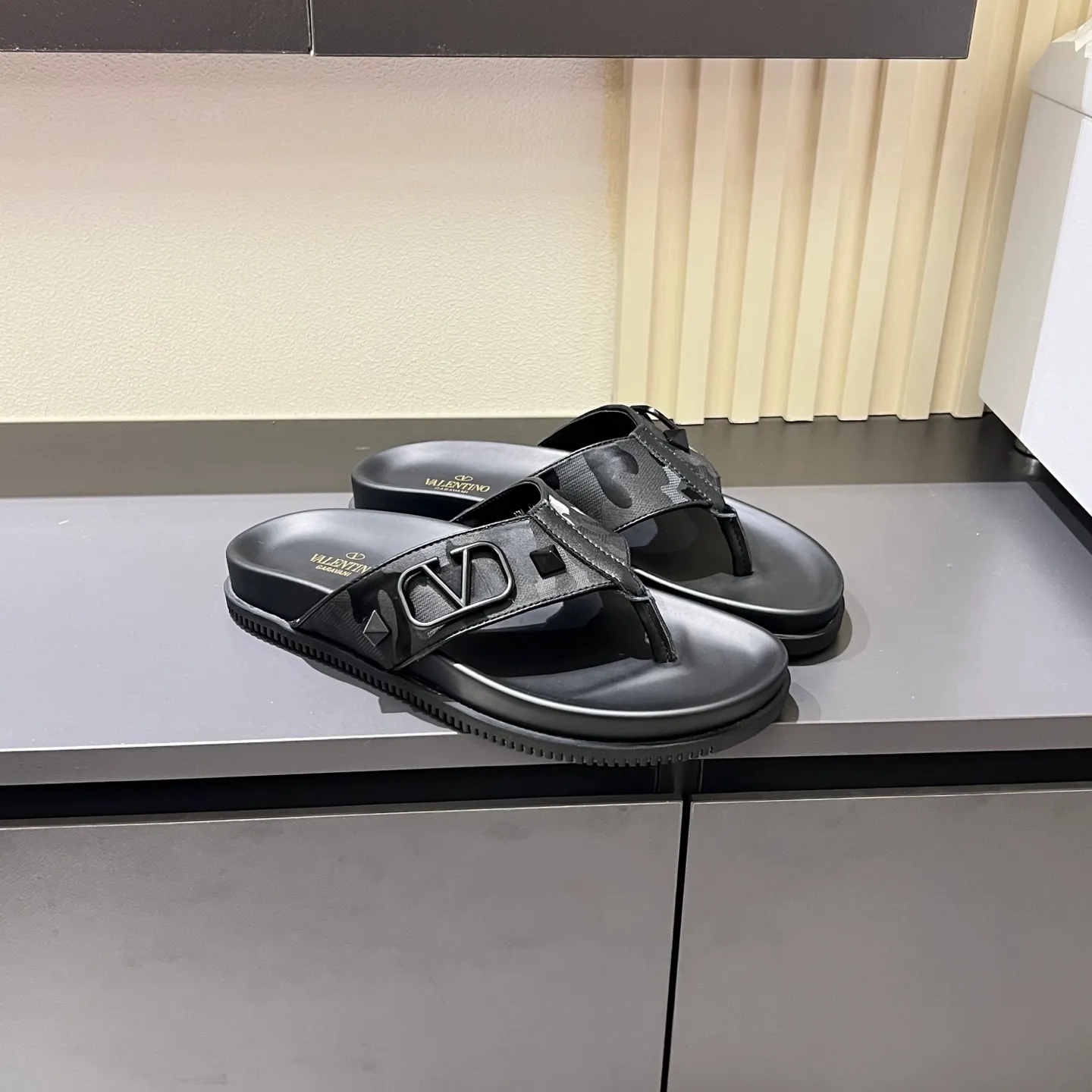 p300《VALENTINO》Warren Men🧍‍♂️Spring and Summer New Style. Cowhide logo flat slippers, elegant sandals, the same style worn by celebrities, original molding, imported calfskin. Rubber outsole. Soft and durable, full set of counter packaging, 38-44!